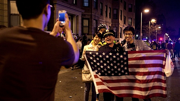 Moradores de Boston tiram foto com policial após captura de suspeito do atentado na cidade