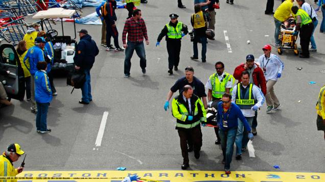 Equipes de resgate socorrem feridos após a explosão na maratona de Boston