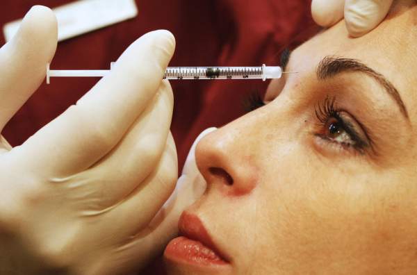 Mulher recebe aplicação de Botox em uma clínica de estética na Alemanha