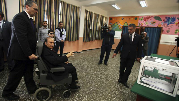 Abdelaziz Bouteflika chega de cadeira de rodas para votar em uma escola de Argel