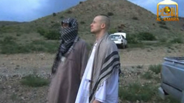 O sargento Bowe Bergdahl é conduzido por um combatente Talibã