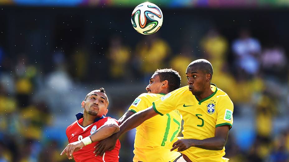 Lance entre Brasil e Chile no Mineirão