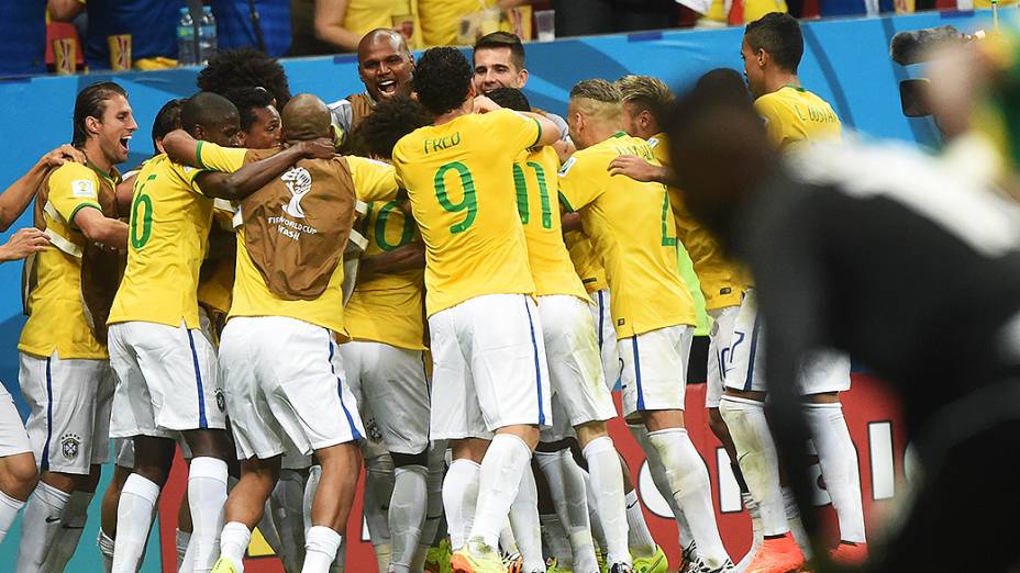 Jogadores do Brasil comemoram a vitória sobre Camarões no Mané Garrincha, em Brasília