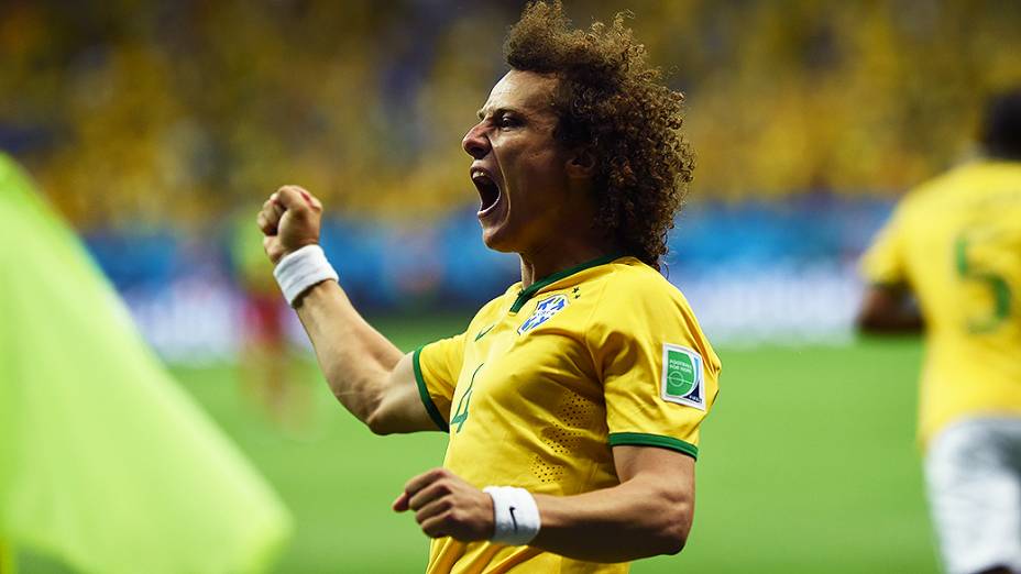 David Luiz comemora gol do Brasil contra Camarões no Mané Garrincha, em Brasília