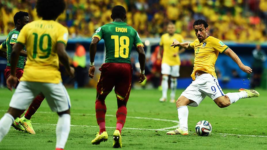 Fred chuta a bola no jogo contra Camarões