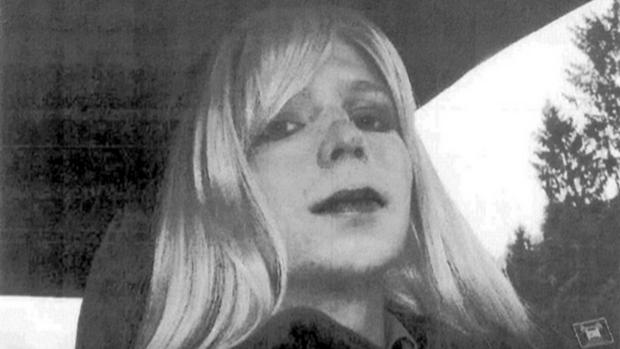 Foto sem data divulgada pelo Exército americano mostra o soldado Bradley Manning vestido de mulher, usando peruca e batom