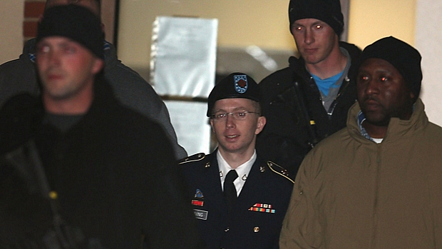 Bradley Manning, que enfrenta a corte marcial, é escoltado após audiência