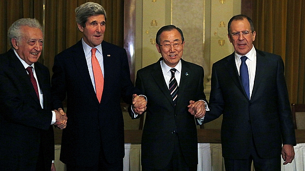 Da esquerda para a direita, o mediador da ONU Lakhdar Brahimi, o secretário de Estado americano John Kerry, o secretário-geral da ONU Ban Ki-moon e o ministro das Relações Exteriores russo Serguei Lavrov posam em Montreux