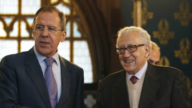 O ministro Sergei Lavrov e mediator Lakhdar Brahimi, em Moscou