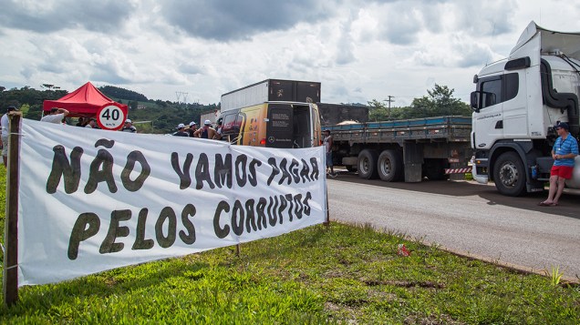 Protestos bloqueiam trânsito para caminhões em rodovias do oeste catarinense