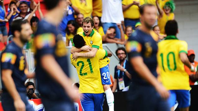 Jô e Bernard comemoram gol durante amistoso entre Brasil e Austrália no estádio Mané Garrincha em Brasília