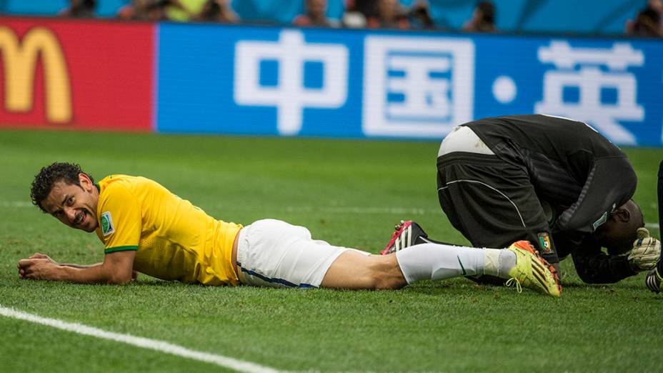 Fred fica caído após lance no jogo contra Camarões no Mané Garrincha, em Brasília