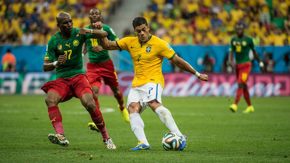 Hulk chuta a bola no jogo contra Camarões