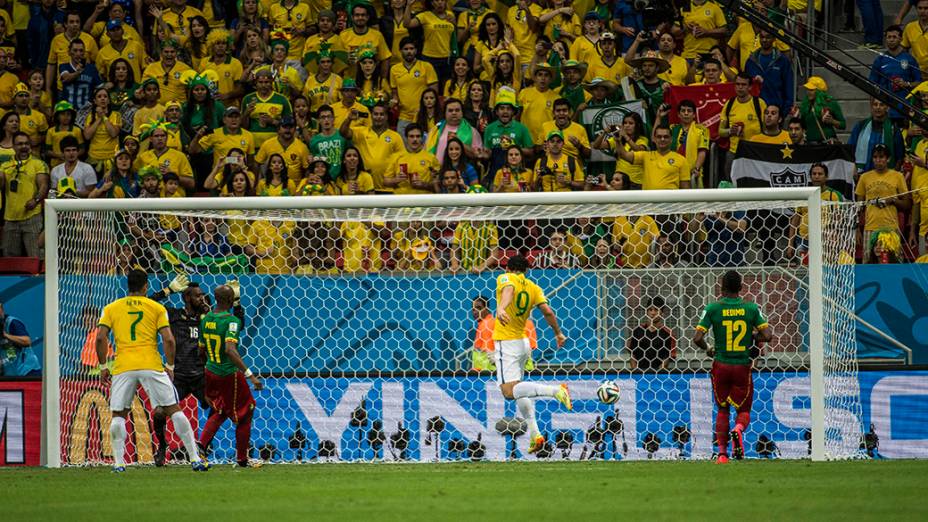 Fred marca de cabeça o terceiro gol do Brasil contra Camarões