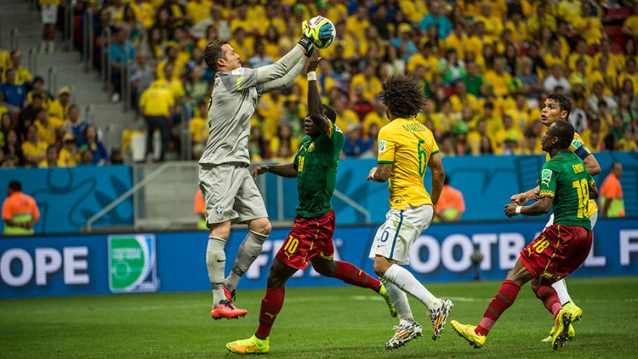 O goleiro Julio César defende a bola no jogo contra Camarões