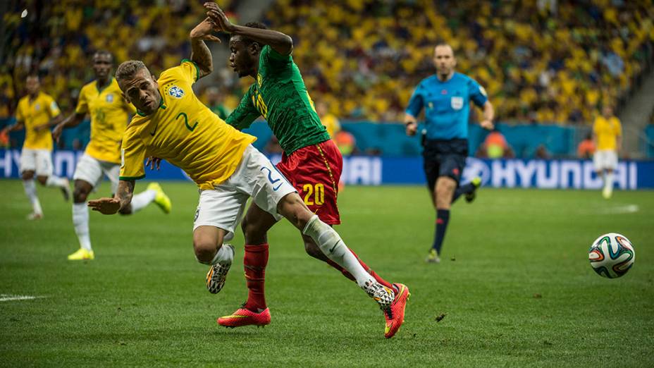 Daniel Alves sofre falta no jogo contra Camrões