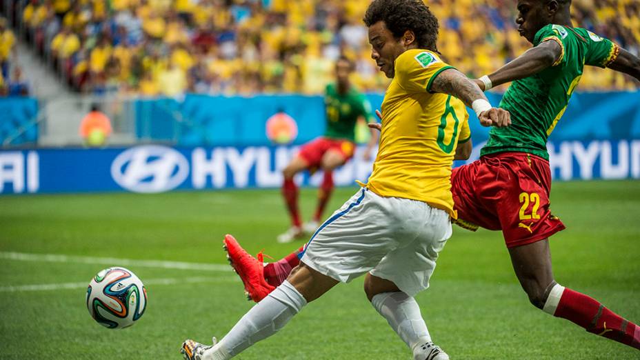 Marcelo cruza a bola no jogo contra Camarões