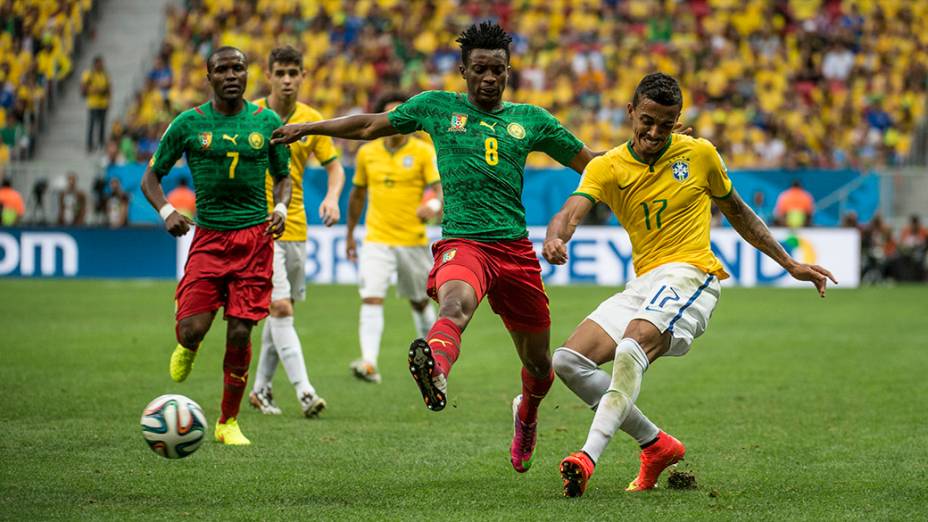 Luiz Gustavo toca a bola no jogo contra Camarões