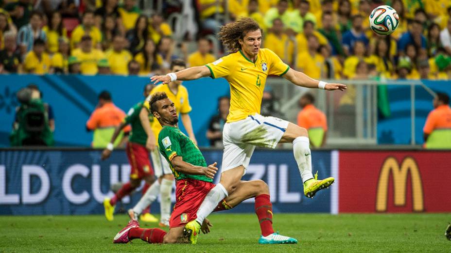 David Luiz em lance no jogo contra Camarões