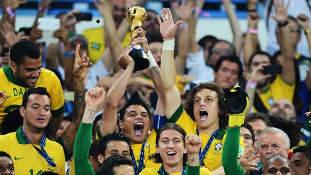 Brasil comemora no estádio Maracanã durante final da Copa das Confederações entre Brasil e Espanha, no Rio de Janeiro