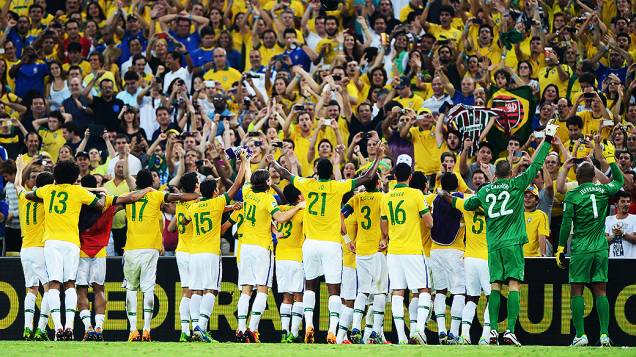 A seleção comemora com o público no Maracanã depois da final da Copa das Confederações, entre Brasil e Espanha, no Rio de Janeiro