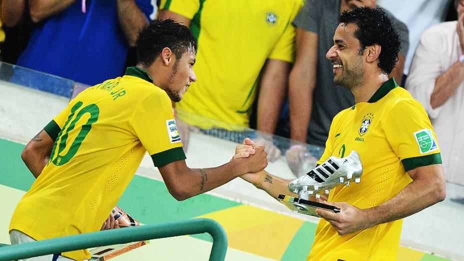 Neymar comemora com Fred no estádio Maracanã durante final da Copa das Confederações entre Brasil e Espanha, no Rio de Janeiro