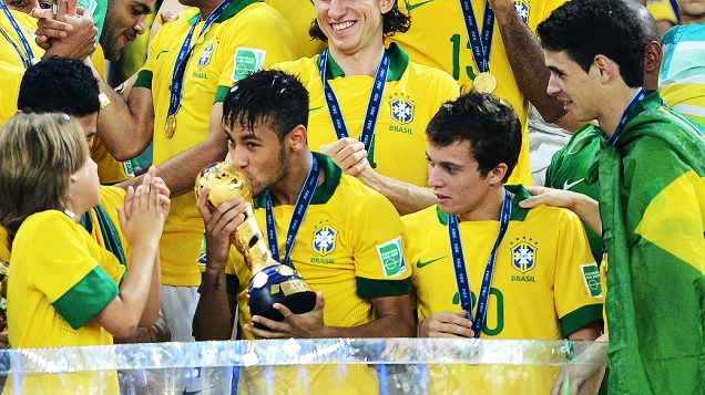 Neymar beija a taça no estádio Maracanã durante final da Copa das Confederações entre Brasil e Espanha, no Rio de Janeiro
