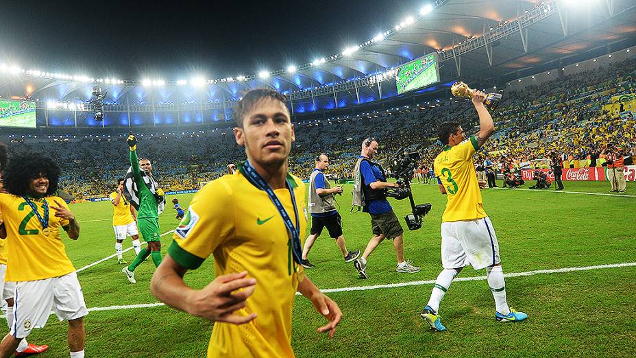 Neymar comemora no estádio Maracanã durante final da Copa das Confederações entre Brasil e Espanha, no Rio de Janeiro