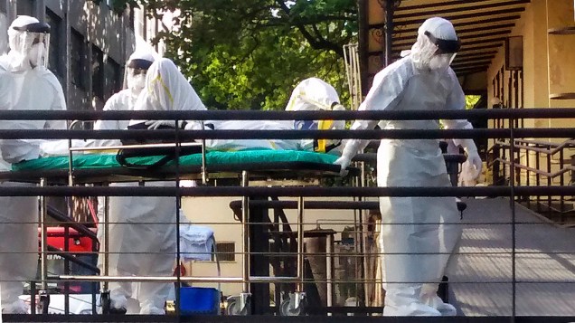 Suspeito de ebola, Souleymane Bah, 47, chega ao Instituto Nacional de Infectologia Evandro Chagas, onde ficará internado no Rio Suspeito de ebola, Souleymane Bah, 47, chega ao Instituto Nacional de Infectologia Evandro Chagas, onde ficará internado no Rio