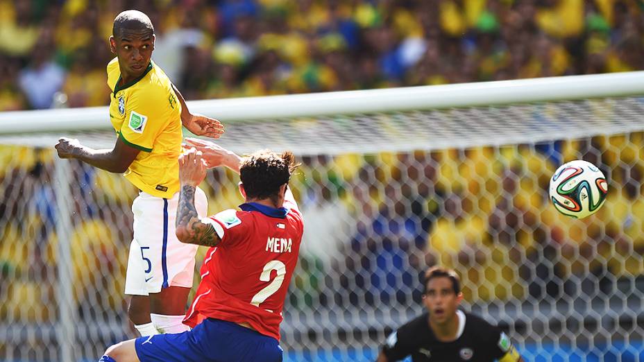 Fernandinho durante partida contra o Chile