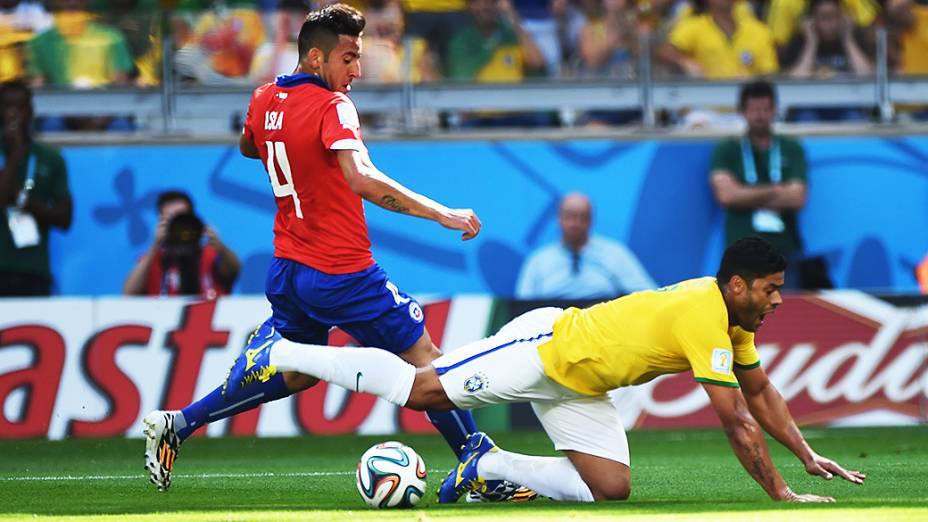 Hulk durante partida contra o Chile, em Minas Gerais