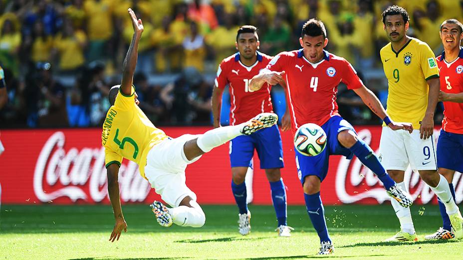 Lance entre Brasil e Chile, em Minas Gerais