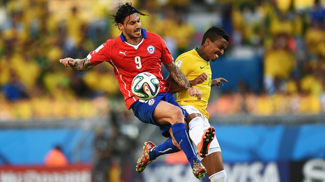 Luiz Gustavo disputa a bola com o chileno Pinilla