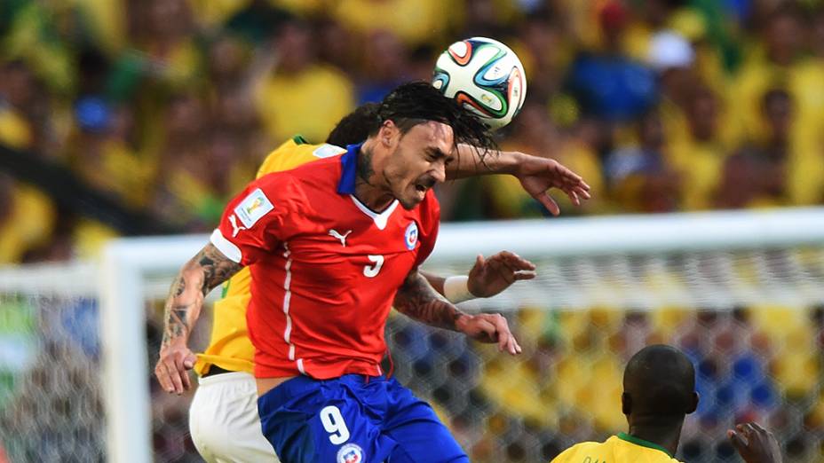 Luiz Gustavo disputa a bola com o chileno Pinilla