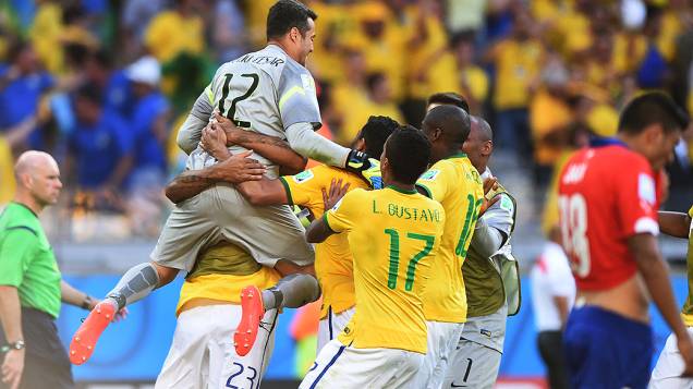 Jogadores do Brasil comemoram com Júlio César após o goleiro defender dois pênaltis contra o Chile
