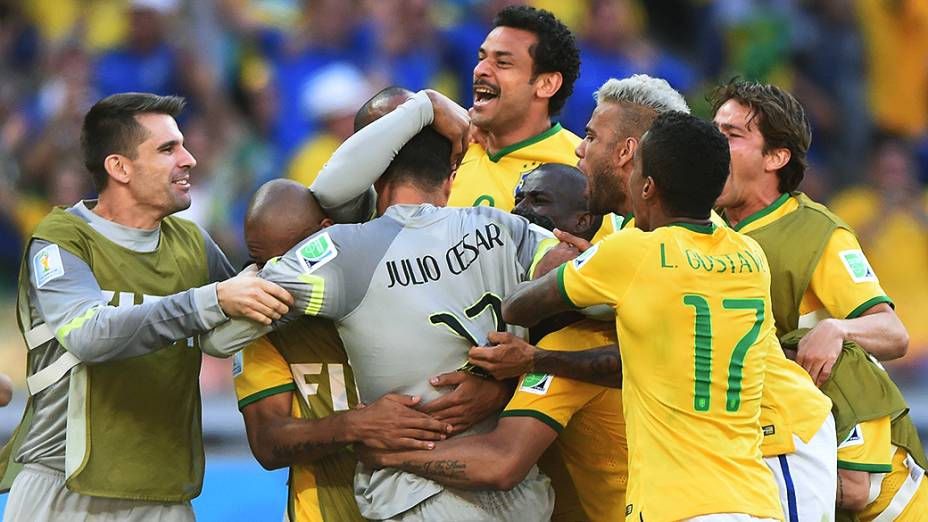 Jogadores do Brasil comemoram com Júlio César após o goleiro defender dois pênaltis contra o Chile