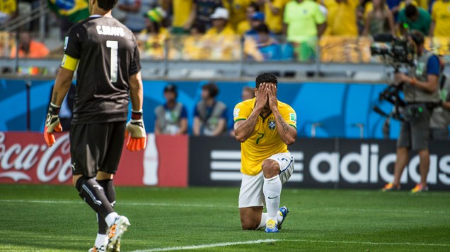 Hulk lamenta gol perdido no jogo contra o Chile