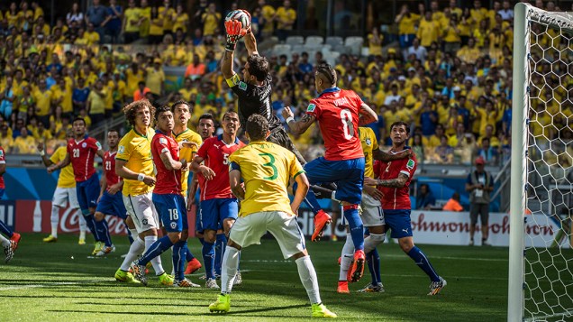 Lance de escanteio no jogo entre Brasil e Chile no Mineirão, em Belo Horizonte