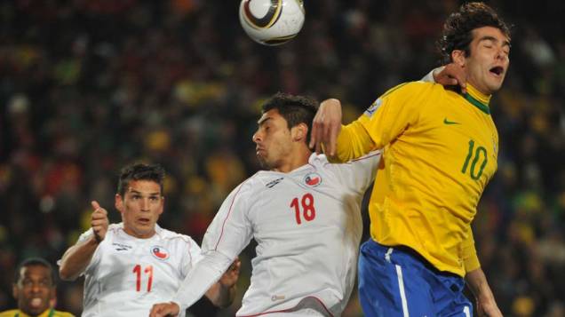 Kaká disputando bola com os chilenos Jara e Mark González em partida da Copa de 2010