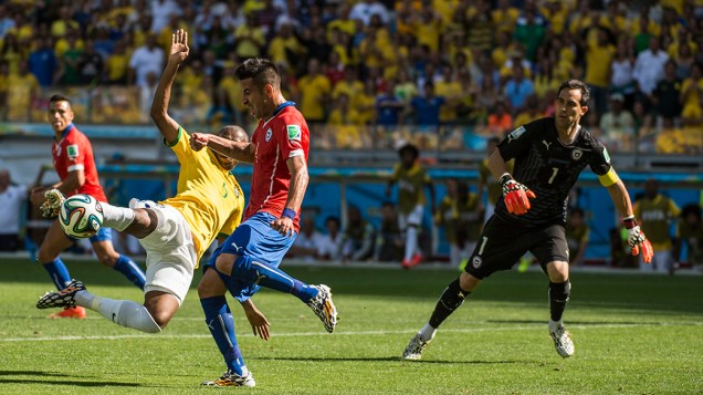 Fernandinho se estica para alcançar a bola no jogo contra o Chile no Mineirão, em Belo Horizonte