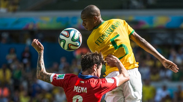 Fernandinho cabeceia a bola no jogo contra o Chile