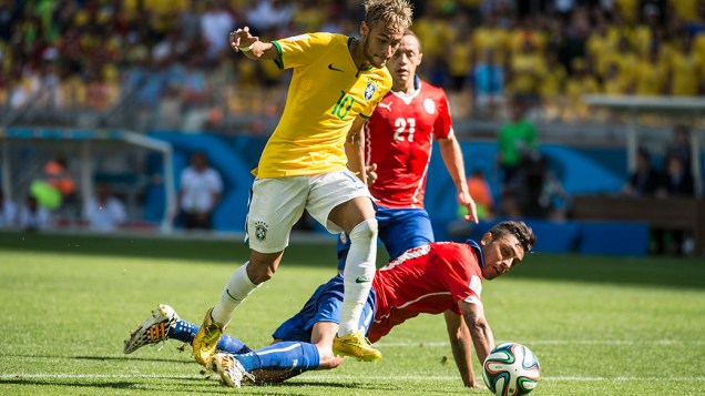 Neymar disputa a bola no jogo contra o Chile no Mineirão, em Belo Horizonte