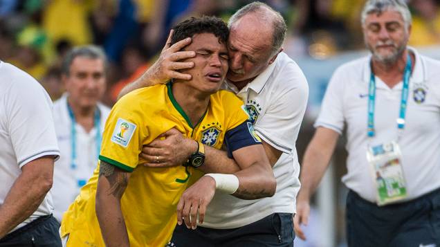 Felipão abraça Thiago Silva após vitória do Brasil sobre o Chile
