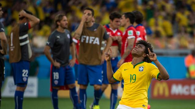 Willian comemora vitória do Brasil sobre o Chile