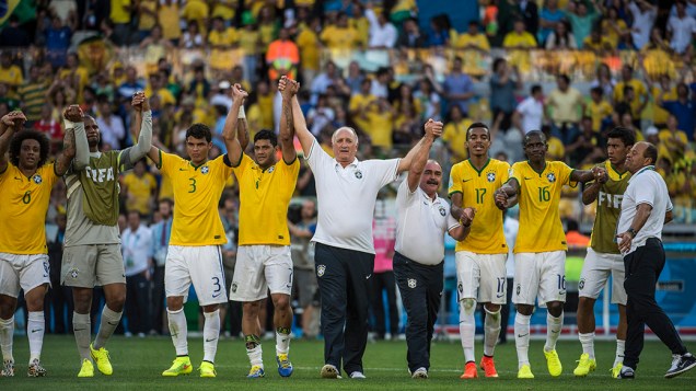 Seleção brasileira agradece à torcida após a vitória sobre o Chile