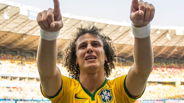 David Luiz comemora aos prantos a vitória do Brasil sobre o Chile