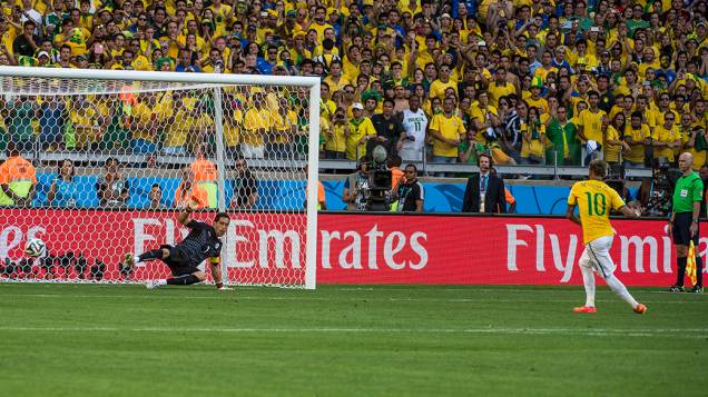 Neymar marca gol de pênalti contra o Chile