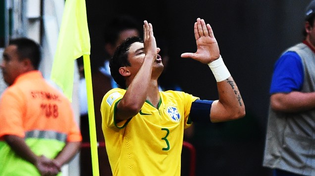 Thiago Silva comemora gol do Brasil contra a Colômbia no Castelão, em Fortaleza