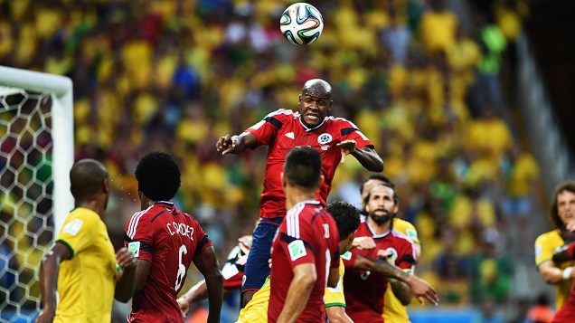 Lance de escanteio no jogo entre Brasil e Colômbia no Castelão, em Fortaleza