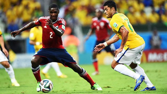Hulk disputa a bola com o jogador da Colômbia no Castelão, em Fortaleza